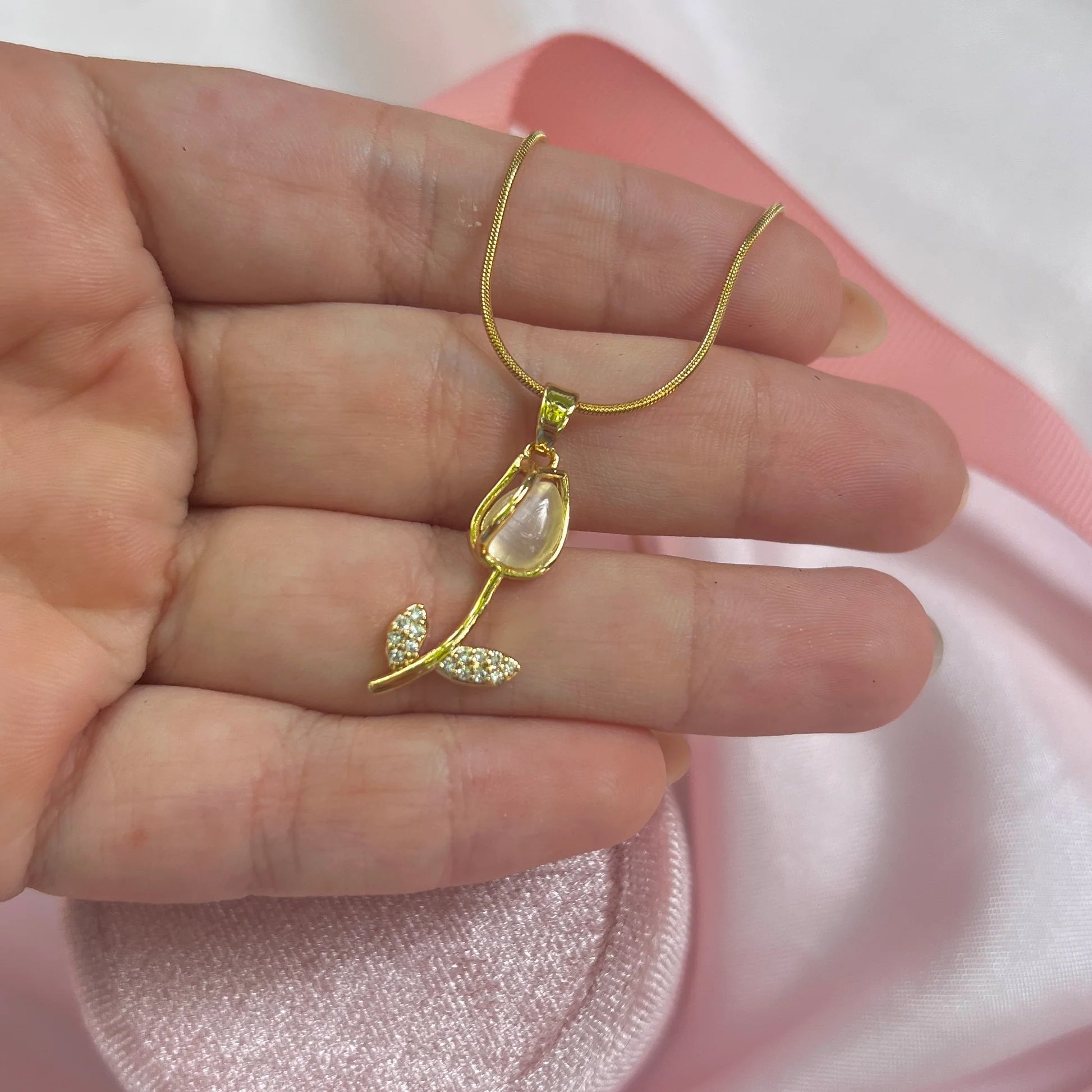 🌷 COLLAR CON COLGANTE DE FLOR DE TULIPAN + CAJA REGALO.🌷